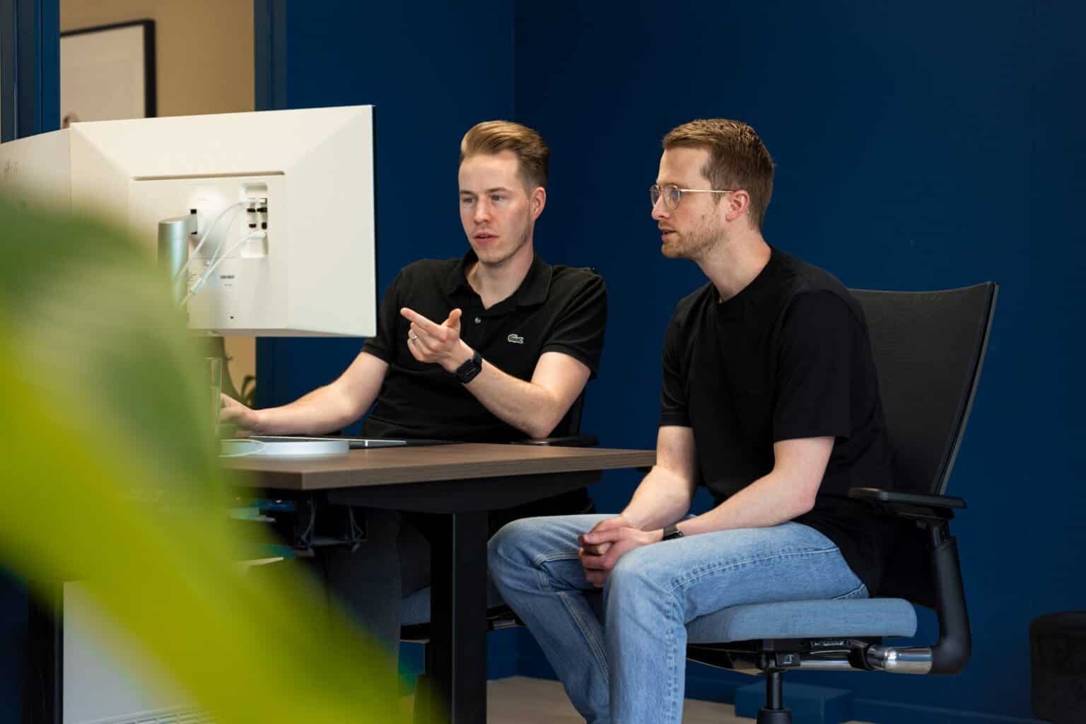 Peter is gesprek met Daan