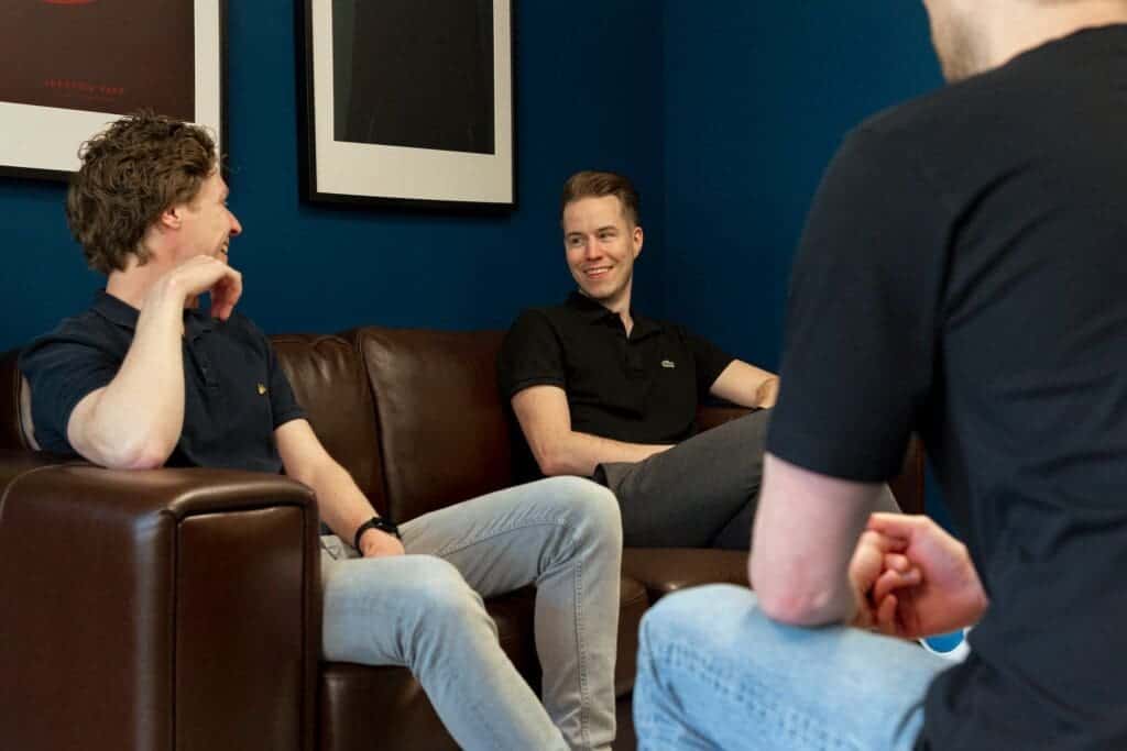 Peter in overleg met Jeffrey