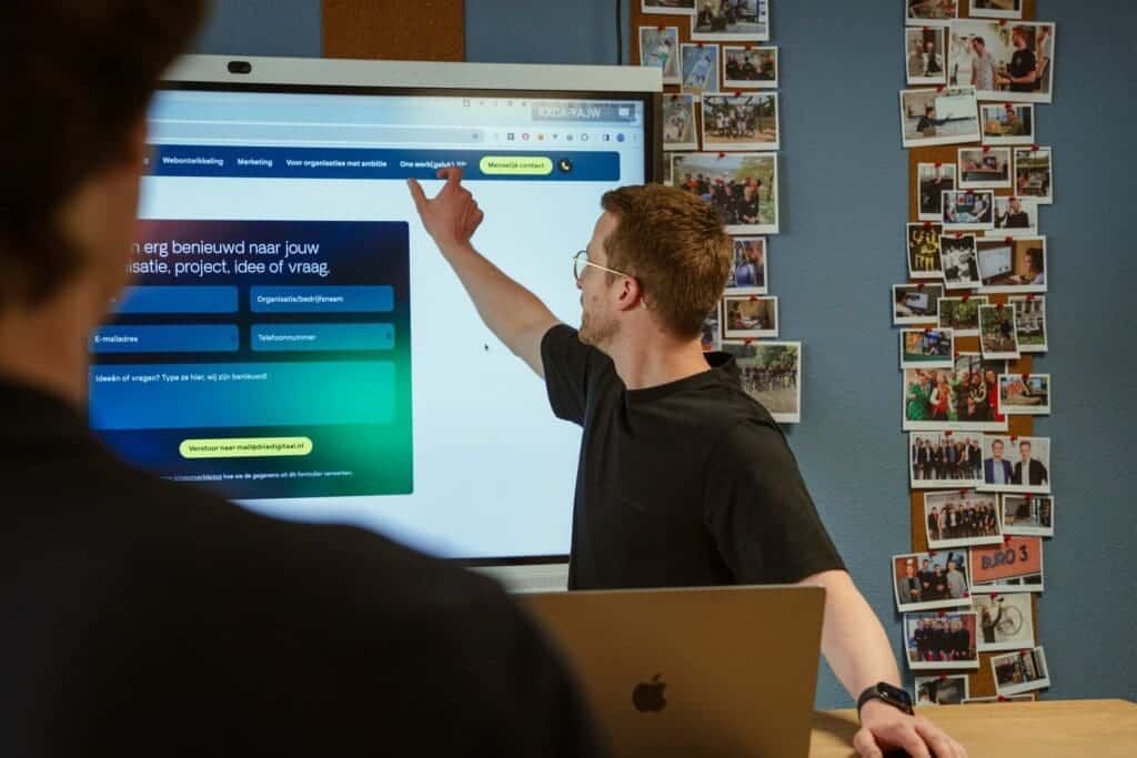 Daan wijst website aan