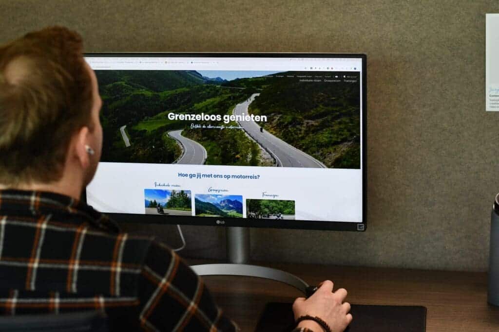 Website van Horizon Motorreizen gemaakt door drie digitaal open op het scherm van Jurgen