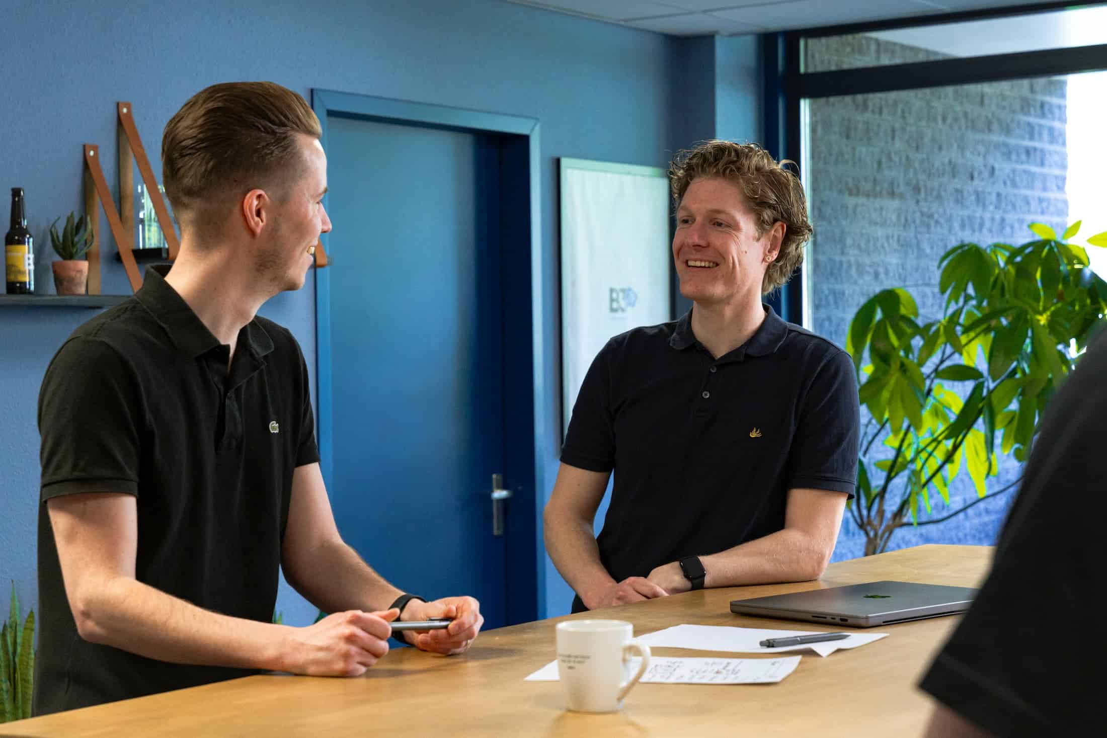 Peter en Jeffrey in overleg over drie digitaal uitingen