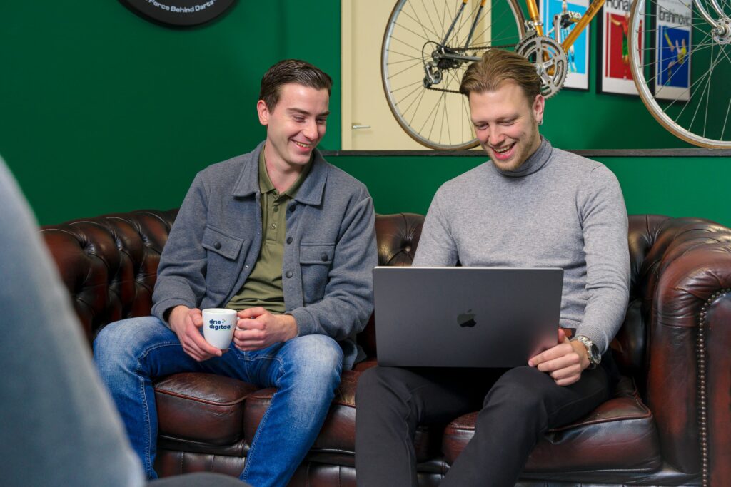 Sam en Nic aan het werk