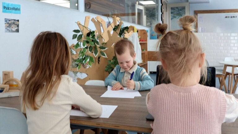 Kinderen zijn samen aan het tekenen