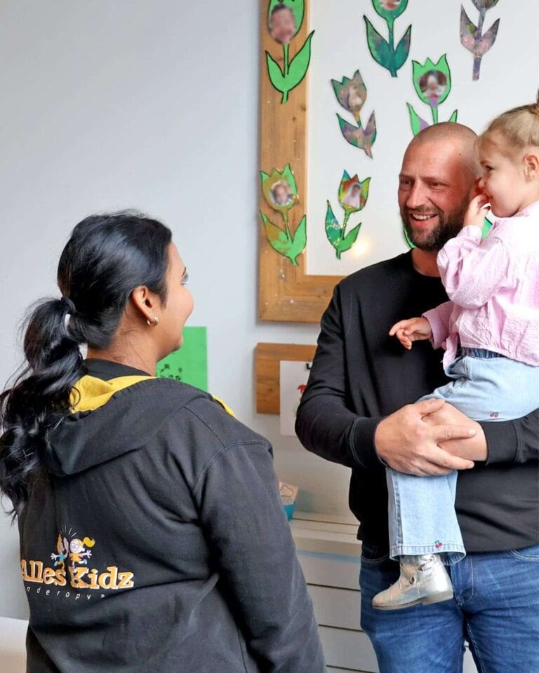Medewerkster alles kidz kinderopvang met ouder en dochter