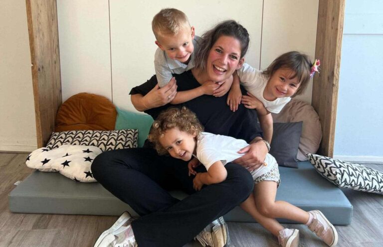 Vrolijke kinderen en begeleidster alles kidz